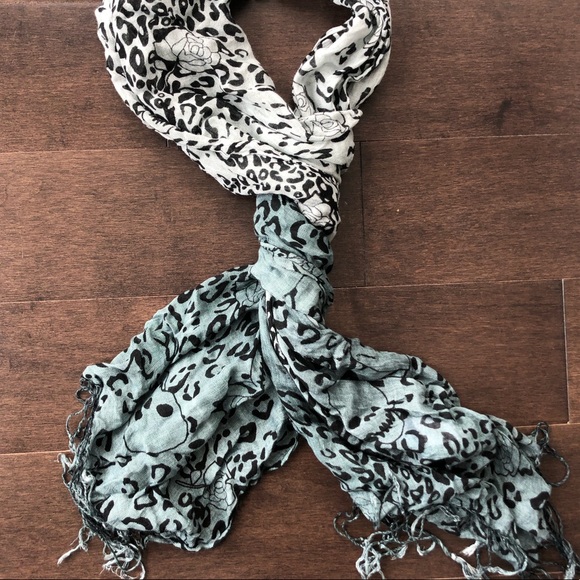 Ombré soft skull scarf with tassels - Picture 4 of 4
